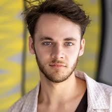 🌟 SERIENTIPP: Ab 3. September 2025 könnt ihr Filmuni-Schauspiel-Alumnus  Fabian Hanis @fabian.hanis in der neuen Hauptrolle als Robin Zielke in der  beliebten Serie GZSZ @gzsz sehen! 🎬✨ Robin kommt nach Berlin, um