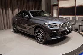 يبدأ سعر bmw x6 2020 الجديدة في سوق السيارات العالمي 64.3 ألف دولار، ما يعادل 1.072 مليون جنيه مصري. Bmw X6 ØªØ¹Ø±Ø¶ ÙÙŠ Ø£Ø¨ÙˆØ¸Ø¨ÙŠ Ø¨Ù„ÙˆÙ† Ø±Ù…Ø§Ø¯ÙŠ Ù‚Ø·Ø¨ÙŠ Ù…Ø¹ Ø¬Ù„Ø¯ Ù…ÙŠØ±ÙŠÙ†Ùˆ Ø£Ø³ÙˆØ¯ Ù…Ù† Ø§Ù„Ø¯Ø§Ø®Ù„ Ø§Ù„Ø³ÙŠØ§Ø±Ø§Øª Ø§Ù„Ù…ÙˆÙ‚Ø¹ Ø§Ù„Ø¹Ø±Ø¨ÙŠ Ø§Ù„Ø£ÙˆÙ„ Ù„Ù„Ø³ÙŠØ§Ø±Ø§Øª