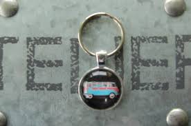 Porte Cles Van Volkswagen Combi Vw Hippie Bus De La Boutique Laboutiqueacadeau Sur Etsy How To Make Bookmarks Etsy Gifts