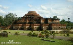 Candi ini berada di provinsi riau dan berjarak 135 kilo meter dari kota pekan baru. Mengenal Candi Muara Takus Peninggalan Kerajaan Sriwijaya
