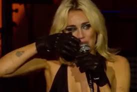 Miley Cyrus bursts into tears during the performance she dedicated to Taylor  Hawkins - Telegraph - Telegraph