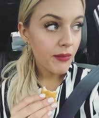 Kelsea Lobes Chicken Nuggets So Much Kelsea Ballerini Favorite Celebrities Favorite Person