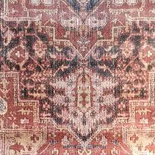 perzische tapijt op de vloer en tegen de muur het kan allemaal in deze woonstijl lees meer op de blog tapijt behang tapijt perzisch tapijt