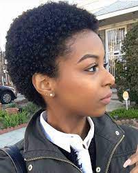 De fait, les coupes de cheveux les plus populaires sont les pixies, les bobs longs, les faux hawks, les couches et les bols. Afro Coiffure Cheveux Crepus Courts Grande Coiffure