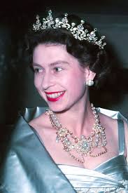 Imperial State Crown + Co.: Die legendärsten Schmuckstücke von Queen  Elizabeth (†)