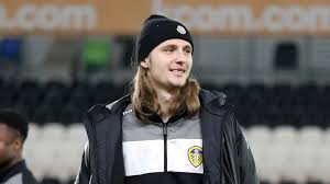 Pictogramme représentant une main fermée en poing avec le pouce dressé. Pawel Cibicki Joins Pogon Szczecin On A Permanent Deal Leedsunited