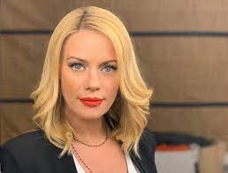 Η ζέτα μακρυπούλια στο πουφ. Zeta Makrypoylia Mila Gia Prwth Fora Gia Th Dikh Ths Karantina In Gr