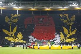 Vor der partie gegen eintracht frankfurt sorgen die fans von borussia dortmund mit einem riesigen banner und einer hommage an ihre heimatstadt für gänsehaut. Eintracht Frankfurt Porto 27 02 2014
