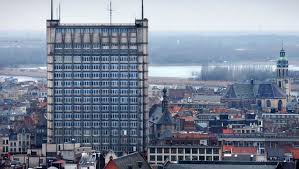 Medewerkers van de dienst diversiteit plantten twintig paarse viooltjes op de politietoren aan de oudaan. T Stad Is Van Iedereen En De Politietoren Ook De Morgen