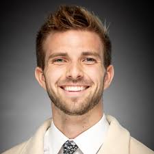 🌟Current MBA Student Spotlight🌟 Marina Nixon never thought she'd pursue  an MBA. When the MBA office gave its pitch in one of her classes, she tuned  out, convinced it wasn't for her.