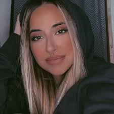 Aida Mena's Instagram, Twitter & Facebook