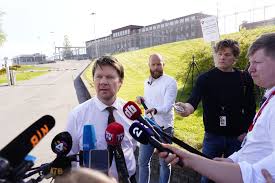 Han soner siden 2002 en forvaringsdom med en tidsramme på 21 år som er lovens strengeste straff. Hfflf3 8u Cmm