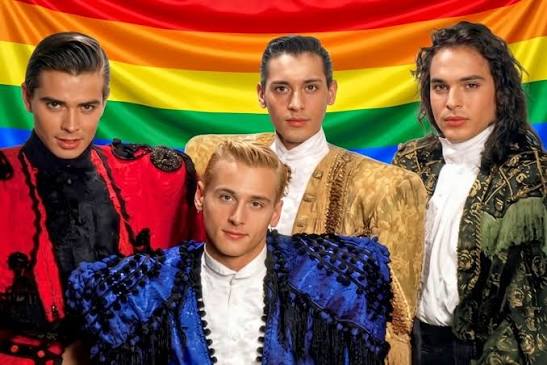 Locomía desafió abiertamente la homofobia estructural de los años 80 y 90 a  través de una propuesta estética andrógina y disruptiva. Su propuesta  incluía hombreras gigantes, abanicos y coreografías hipnóticas que rompieron