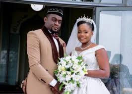 The former celebrated couple spent four years in their marriage, but got misunderstandings and recently anne found a new man called skylanta. Qggeinu Sr Yym