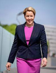 Franziska giffey, german politician and the federal minister for family affairs, senior citizens, women and youth, participating in a garbage Werbung Mit Franziska Giffey Eine Ministerin Als Reklamegesicht