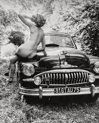Vintage 1950 Foto Mujer desnuda sentada en el capó del 