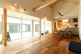 中庭のあるコの字型の平屋 平屋のメリット4 5mの勾配天井 重量木骨の家 選ばれた工務店と建てる木造注文住宅 家のデザイン 住宅 家