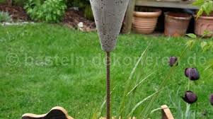 Fertiger Gartenstecker Aus Beton In Kegelform Gartenstecker Selber Machen Garten Basteln Anleitung