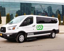 shuttle van at an airportの画像