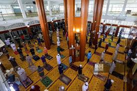 Sholat jumat merupakan shalat yang dilakukan pada hari jum'at seperti masuknya waktu shalat dzuhur yang dikerjakan dua rakaat setelah dua khutbah. Tunai Solat Jumaat Patuhi Sop Ditetapkan