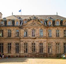 Coratifs (dekoratif sanatlar müzesi), seramik, cam, mücevher ve oyuncak gibi bazı 150,000 dekoratif sanat eserlerine sahiptir. Strasbourg Musee Des Arts Decoratifs The Green Guide Michelin