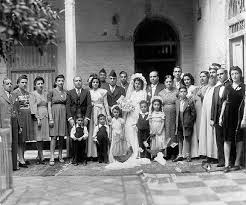 صورة تذكارية بمناسبة زفاف عروسين من اليهود العراقيين في العراق البصرة 1945