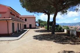 La spiaggia, di sabbia finissima è delimitata da scogli a destra e. Casa Rosa Capoliveri Casa Rosa Di Messina Ferienwohnungen Auf Elba In Capoliveri