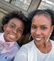 Hi Fans. I just want a big Yes ✓ from you all if you really want me to stay 