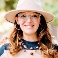 Lindsey Ross's Instagram, Twitter & Facebook