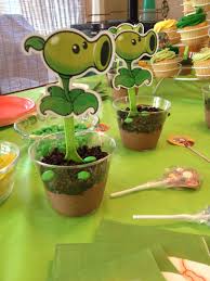 Para los amantes de la decoración, el interiorismo y en definitiva las cosas bonitas, decorar con plantas colgantes es una práctica tan visual como natural a la que cuesta tanto resistirse como animarse. Plants Vs Zombies Dirt Cups Pudding Crushed Oreos Green M M S With Pea Shooter Spo Plantas Vs Zombies Cumpleanos Plantas Zombies Plantas Contra Zombies