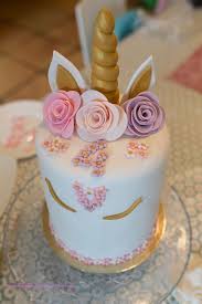 Layer Cake Licorne Pompons Et Macarons Recette Gateau Licorne Creme Pour Gateau Gateau Anniversaire Licorne