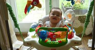 Kesihatan dan perkembangan bayi yang betul bergantung pada aktiviti fizikalnya: Umur Berapa Bayi Bisa Duduk Di Baby Walker