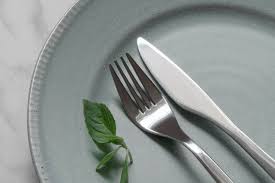 Learn how to set a table, from a basic table setting, to an informal table setting for a casual dinner party, to a how to set a table used to be common knowledge, but in today's fast and busy world, knowing how to now that you know the basic table setting rules, brush up on your table etiquette. Top 10 Must Know Table Manners Emily Post