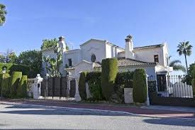 Novak djokovic passed the time during coronavirus quarantine by setting up a 'tennis court' in his house. In Pics Inside Novak Djokovic S 10 Million Villa As Tennis World No 1 Moves Permanently To Spain S Marbella Olive Press News Spain