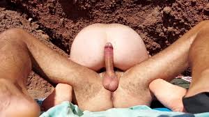 Latino folla agujero de jengibre en la playa nudista gay