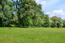 ˈʔɛŋlɪʃɐ ˈɡaʁtn̩, english garden) is a large public park in the centre of munich, bavaria, stretching from the city centre to the northeastern city limits. Englischer Garten Alle Attraktionen Biergarten Des Munchen Highlights Passenger On Earth
