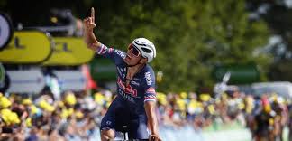 In de finishstraat in berg en terblijt had adrie van der poel de camper opgezocht om de laatste kilometers te bekijken. Acht Van Bladel Wielerspiegel