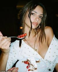 Model Emily Ratajkowski Reveals Very Relaxed Diet And Exercise Regimen