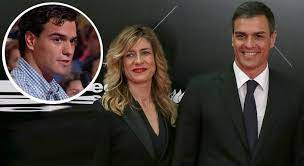 La entonces concejala del ayuntamiento de madrid casó a pedro con begoña gómez en 2006 en una ceremonia civil, cuando su primera hija tenía 1 años. El Otro Pedro Sanchez De Las Saunas Gays De Su Suegro A Su Primera Vez En Tv Informalia Es