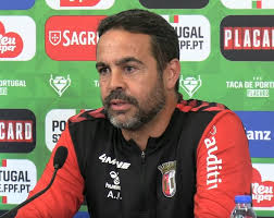 Artur Jorge seria o principal alvo do Vasco para substituir Fernando Diniz