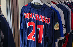 Les joueurs du psg sont classés par leur position ( gardiens, défenseurs, milieux et attaquants). Le Psg Ouvre Son Premier Magasin En Coree Du Sud Wave