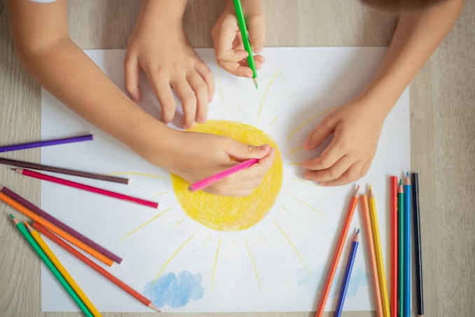 Imágenes de Niños dibujando lapiz colores - Descarga gratuita en Magnific (antes Freepik)