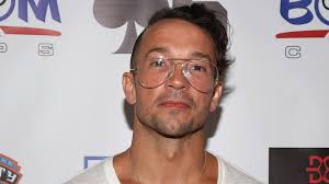A charismatic pastor helped build a megachurch favored by star athletes and entertainers — until some temptations became too much to resist. Hillsong Church Scandal The Woman Carl Lentz Allegedly Had An Affair With Speaks Out Glamour