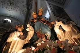 Il numero dei fedeli che si recano ogni anno a pompei aumentano ad ogni ricorrenza e questi ha portato alla città un beneficio per quanto riguarda le opere. Maria Regina Dell Universo Biscobreak Gusto Paradiso Novena Alla Madonna Di Pompei