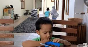 Makan dan minum yang dimaksudkan adalah dengan memasukkan apa saja ke dalam tubuh melalui mulut, baik yang dimasukkan adalah sesuatu yang bermanfaat (seperti roti dan makanan lainnya). 7 Hal Yang Membatalkan Puasa Tak Cuma Makan Dan Minum