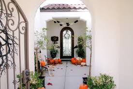 Halloween porch décor goes graphic and bold with this creative crafty twist on tradition. 5 Days Of Halloween Day 1 Classic Halloween Porch And Entry Table