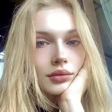 Sandy Moss's Instagram, Twitter & Facebook