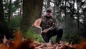 Für die baumfällung von schwächeren bäumen bis 25 cm durchmesser empfiehlt sich der versetzte fällschnitt. Selbst Einen Baum Fallen Knivesandtools Erklart Dir Alles