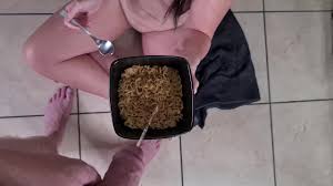 精子だらけの顔で小便に浸した麺を食べる