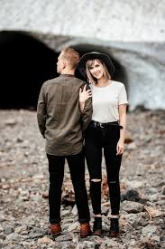 7 Pacific Northwest Engagement In The Snow North Photography Via Mountainsidebride Photoshoot Outfits Couples Photography Outfits Couple Photography Poses